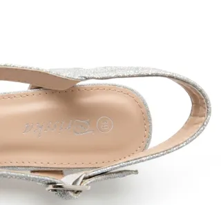 Tacones plateados con pedrería.