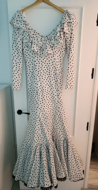 Traje de flamenca lunares negros y fondo blanco