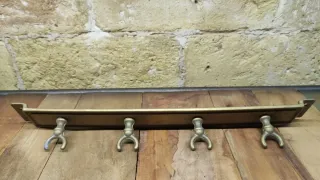 Colgador de pared antiguo de latón