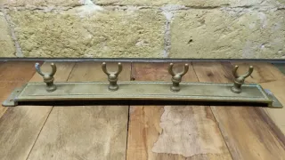 Colgador de pared antiguo de latón