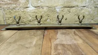 Colgador de pared antiguo de latón