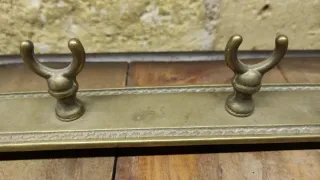 Colgador de pared antiguo de latón