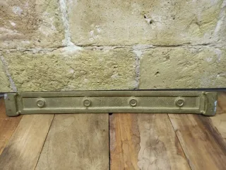 Colgador de pared antiguo de latón