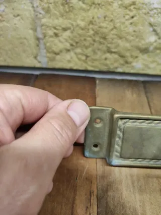 Colgador de pared antiguo de latón