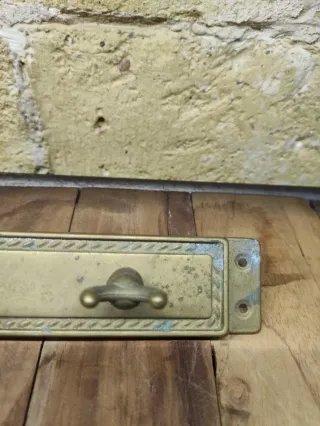 Colgador de pared antiguo de latón