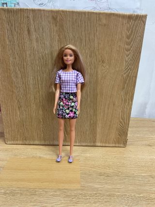 Barbie Fashionista con gonna floreale