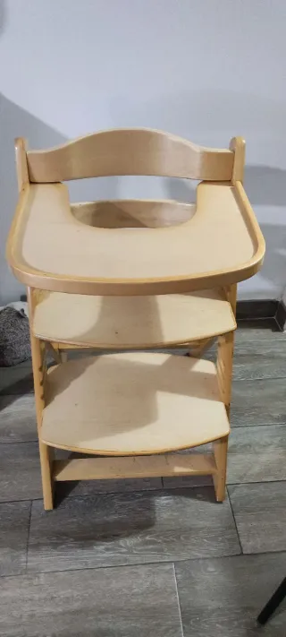 Trona de madera para bebé