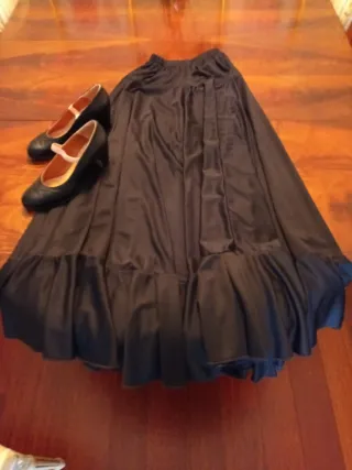 Falda flamenca negra y zapatos talla 37