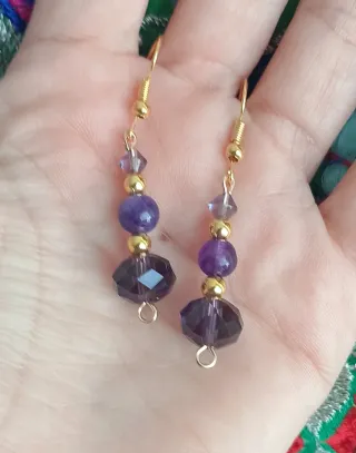 Pendientes dorados con abalorios morados