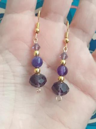 Pendientes dorados con abalorios morados