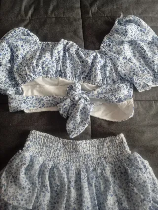 Conjunto falda y top de flores.