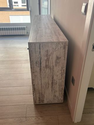 Cómoda de imitación madera estilo rústico.