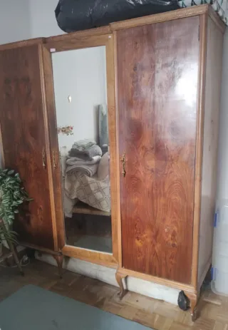 Armario grande de madera con espejo