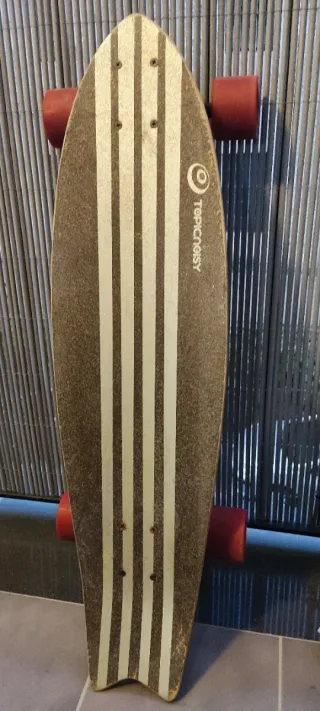 Longboard con ruedas rojas.Entrega en mano.