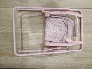 Mecedora para muñecas rosa Medidas 33 x 52 cm
