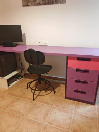 Escritorio juvenil rosa y morado