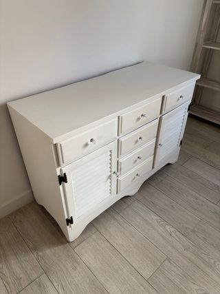 Cómoda blanca de madera