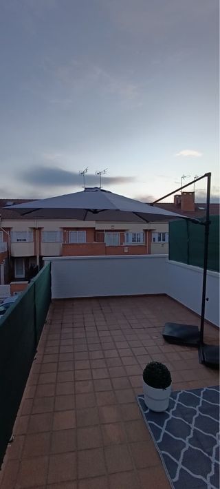 Sombrilla excéntrica 2,90m gris, como nueva.