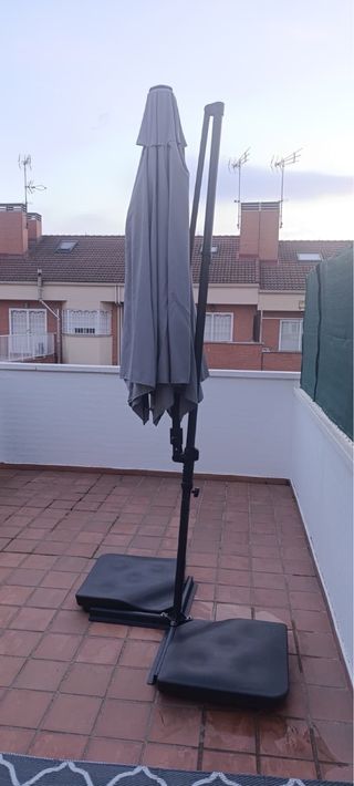 Sombrilla excéntrica 2,90m gris, como nueva.