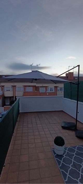 Sombrilla excéntrica 2,90m gris, como nueva.