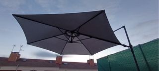 Sombrilla excéntrica 2,90m gris, como nueva.