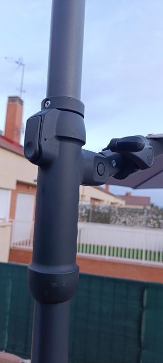 Sombrilla excéntrica 2,90m gris, como nueva.