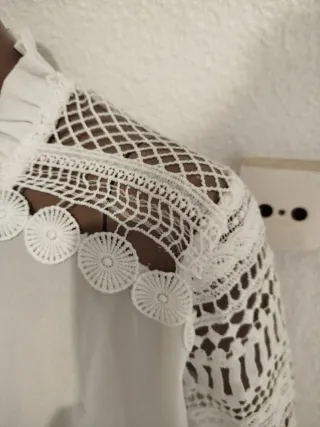 Blusa blanca con lazo y encaje