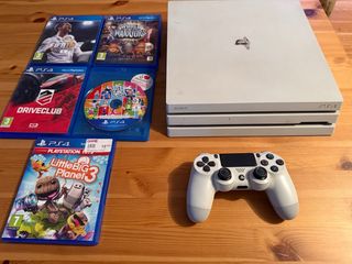 PS4 Pro 1TB Blanca + Mando + 5 Juegos