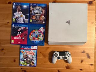 PS4 Pro 1TB Blanca + Mando + 5 Juegos