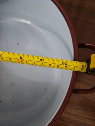 Olla antigua roja con tapa