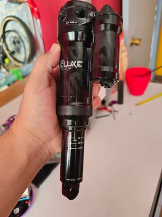 Suspensiones RockShox y Rueda Roval