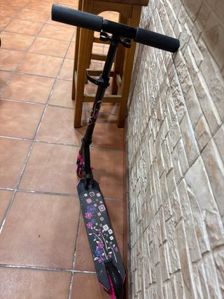 Patinete infantil con ruedas rosas