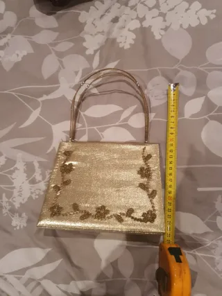 Bolso de fiesta dorado con pedrería