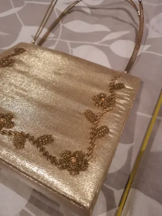 Bolso de fiesta dorado con pedrería