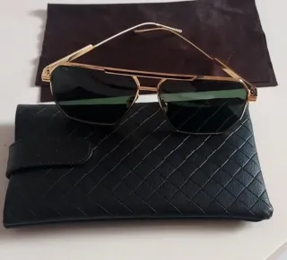 Occhiali da sole Bottega Veneta dorati con lenti verdi