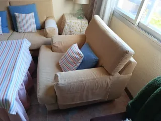 Sofá y dos sillones de tela beige y marrón