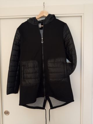 Abrigo negro con capucha y bolsillos