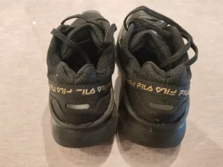 Zapatillas Fila Negras y Doradas