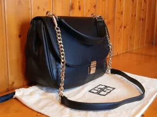 BOLSO NEGRO DE PIEL DE GLORIA ORTIZ