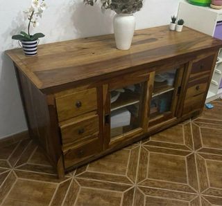 Aparador de salón de madera y cristal