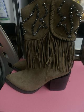 Botas negras con tachuelas plateadas