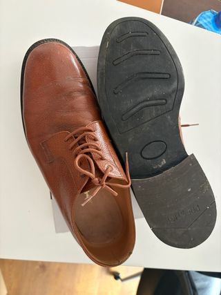 Zapatos de vestir marrones con cordones