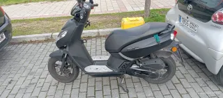 Peugeot Scooter Negra con Soporte Motor Roto