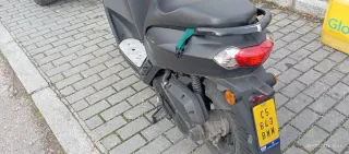 Peugeot Scooter Negra con Soporte Motor Roto