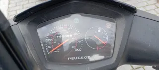 Peugeot Scooter Negra con Soporte Motor Roto