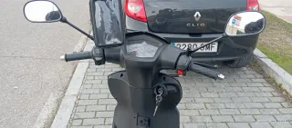 Peugeot Scooter Negra con Soporte Motor Roto