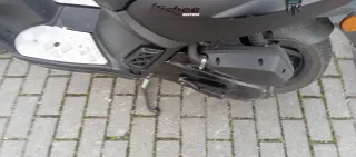 Peugeot Scooter Negra con Soporte Motor Roto