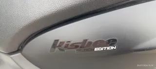 Peugeot Scooter Negra con Soporte Motor Roto