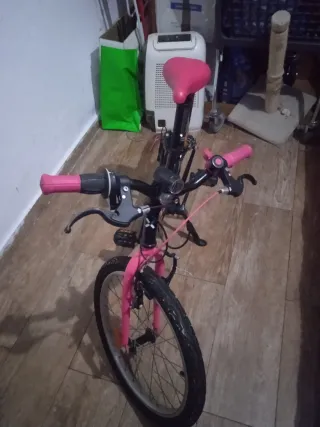 Bicicleta infantil rosa y negra