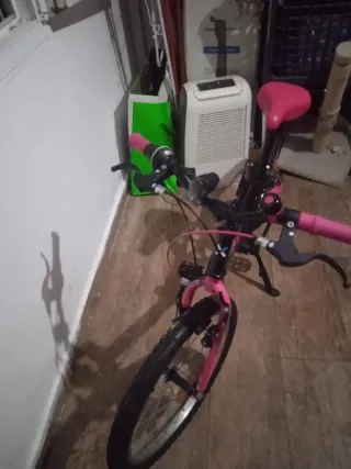 Bicicleta infantil rosa y negra